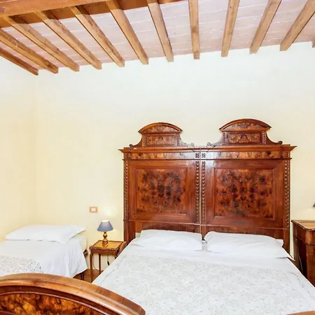 Vakantiehuis Charming House In With Shared Pool