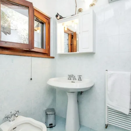 Charming House In With Shared Pool Vakantiehuis