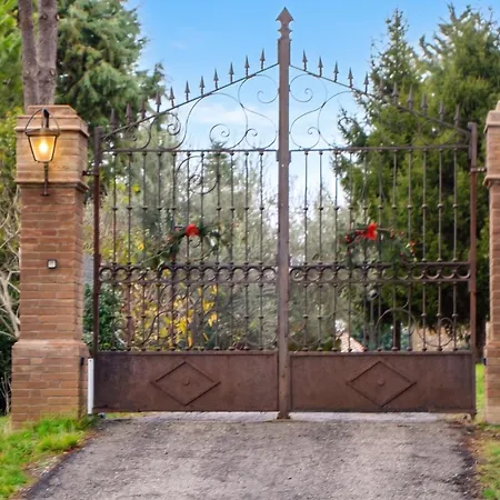 Charming House In With Shared Pool *