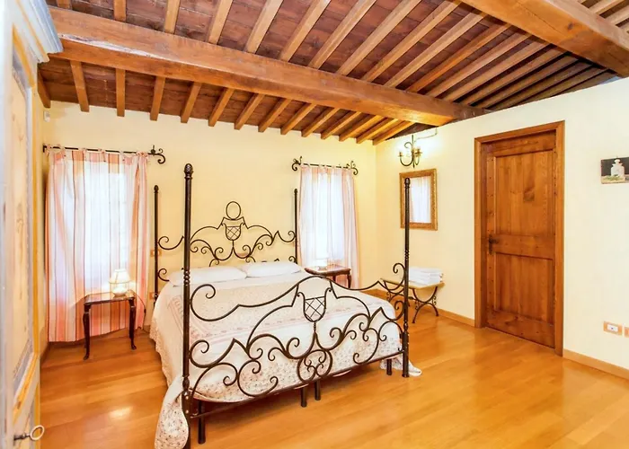 Dom wakacyjny Charming House In With Shared Pool *